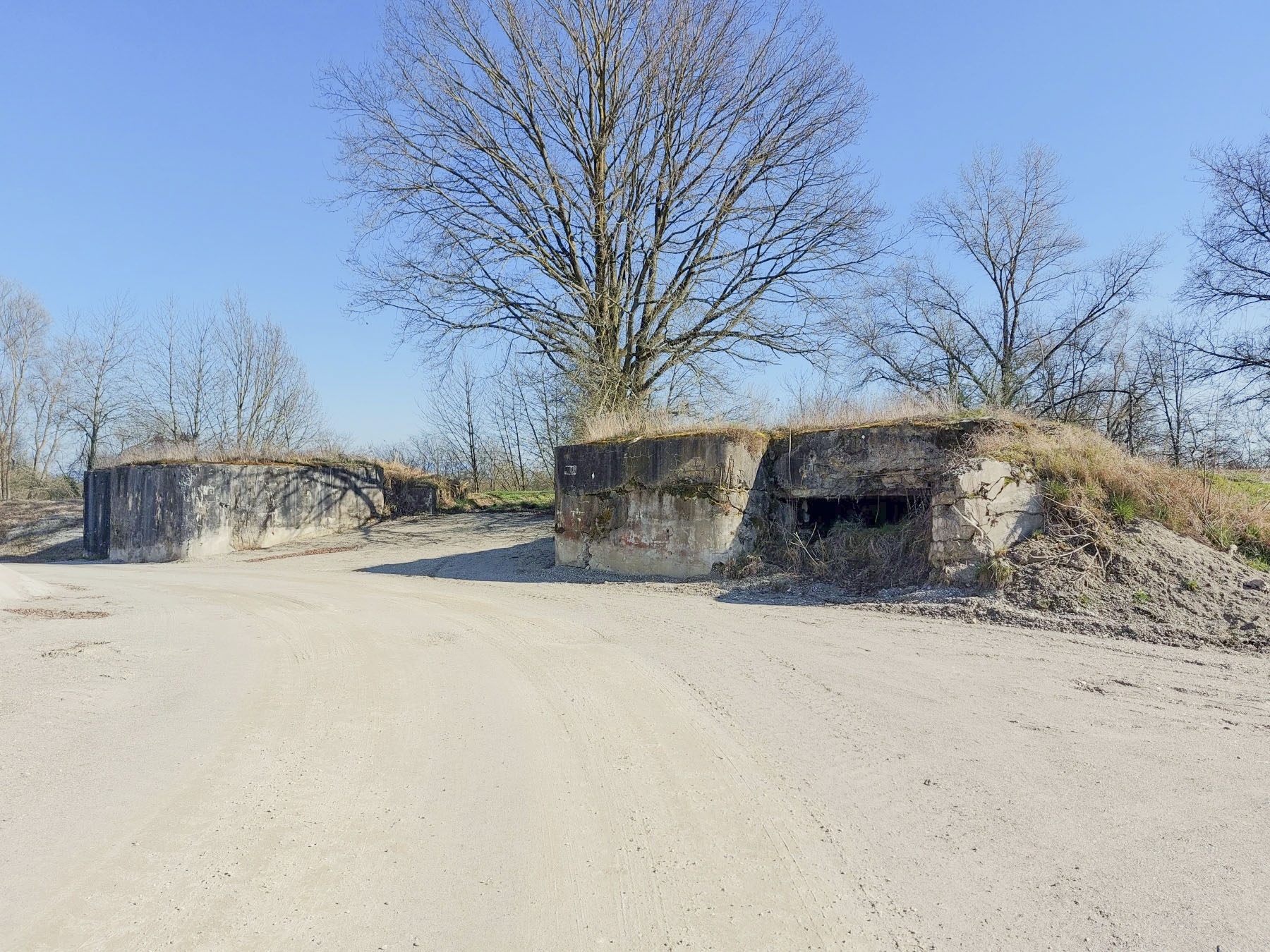 Ligne Maginot - 7BIS/2 - HAUGRUND - (Abri) - Vue d'ensemble avec l'abri de Haugrund à droite