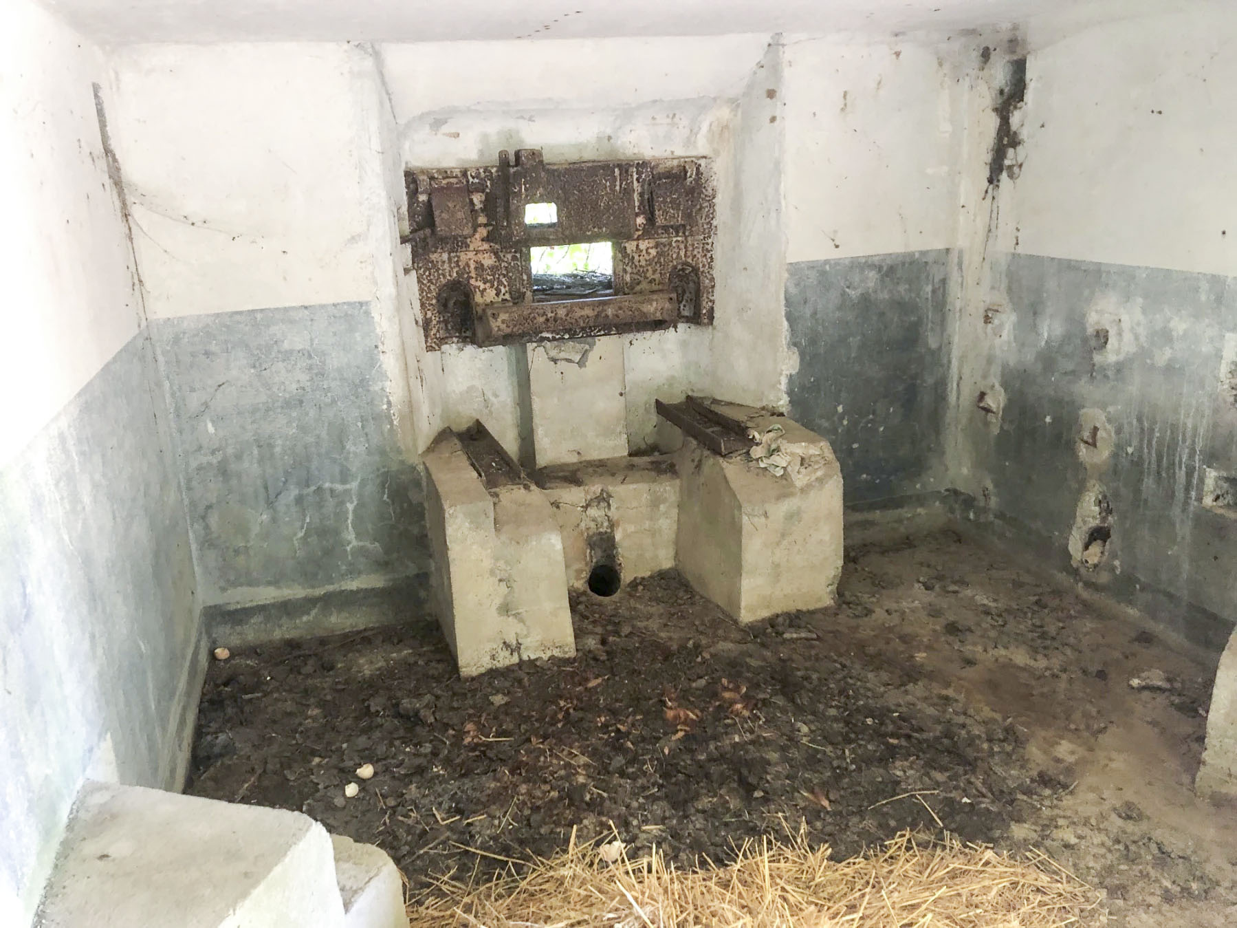 Ligne Maginot - BRUILLE NORD - (Blockhaus pour canon) - La trémie pour le canon de 25mm