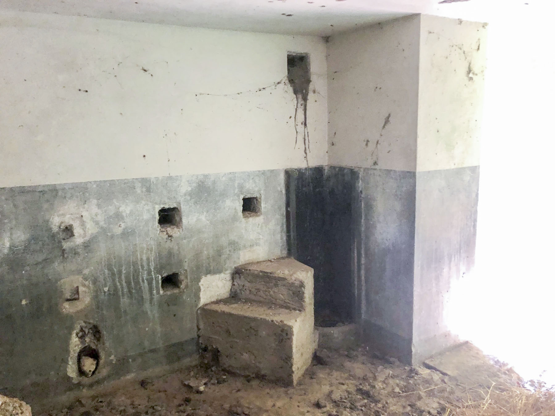 Ligne Maginot - BRUILLE NORD - (Blockhaus pour canon) - Le support de bêche du canon et l'urinoir