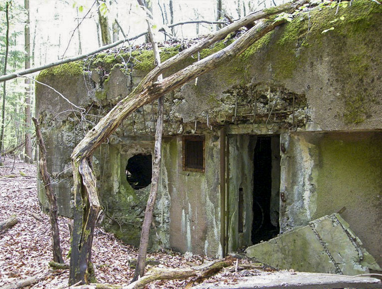 Ligne Maginot - MARKBACH - (Blockhaus pour arme infanterie) - L'entrée et la caponnière FM de gauche