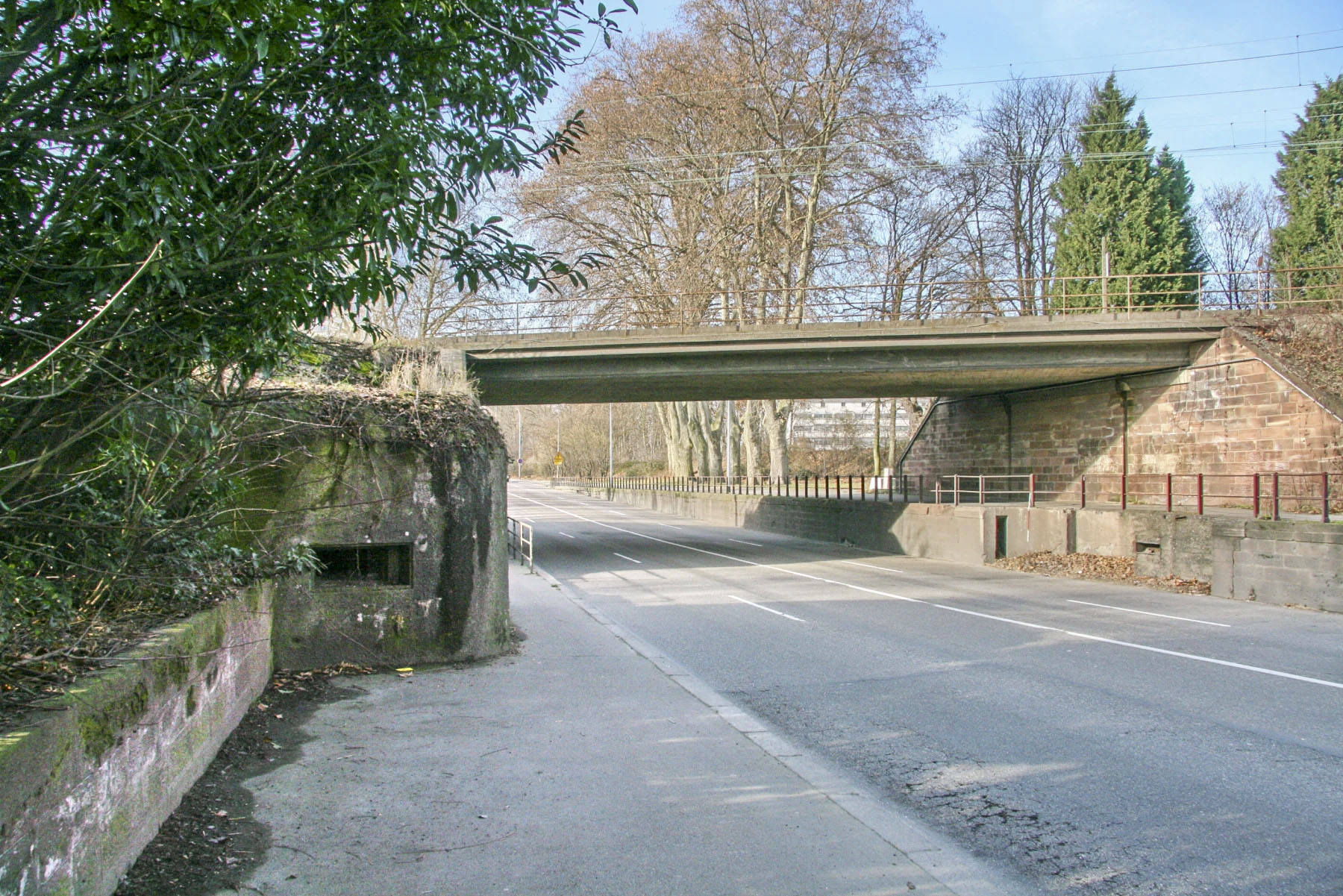 Ligne Maginot - 420D - ROUTE du RHIN - (Blockhaus pour arme infanterie) - Le dispositif vu en venant d'Allemagne
