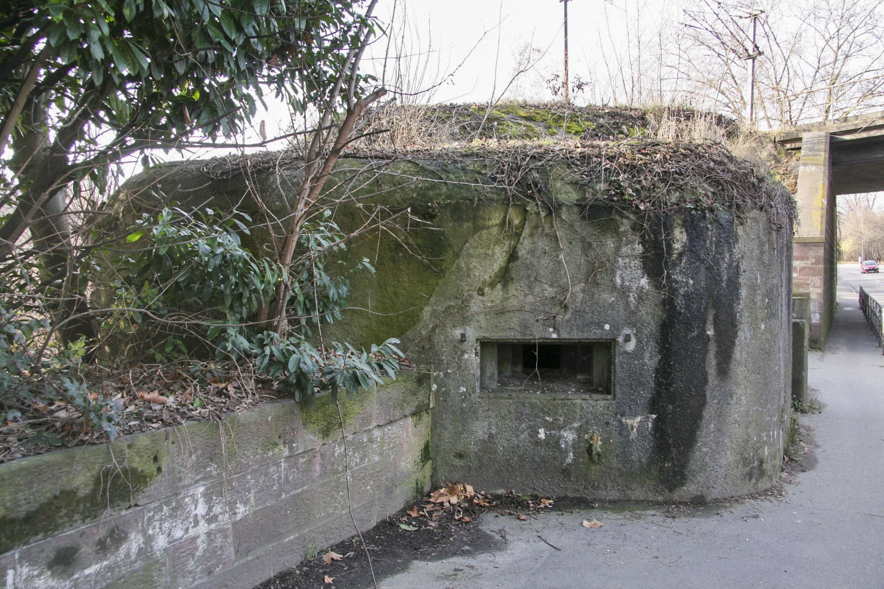 Ligne Maginot - 420D - ROUTE du RHIN - (Blockhaus pour arme infanterie) - Le bloc. 
Créneau frontal