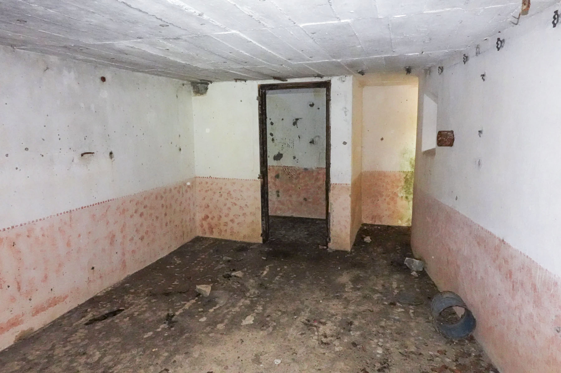 Ligne Maginot - SCHIDELBERG (QUARTIER TéTERCHEN - II/161° RIF) - (PC de Quartier) - La pièce principale, au fond le local abritant le premier standard téléphonique