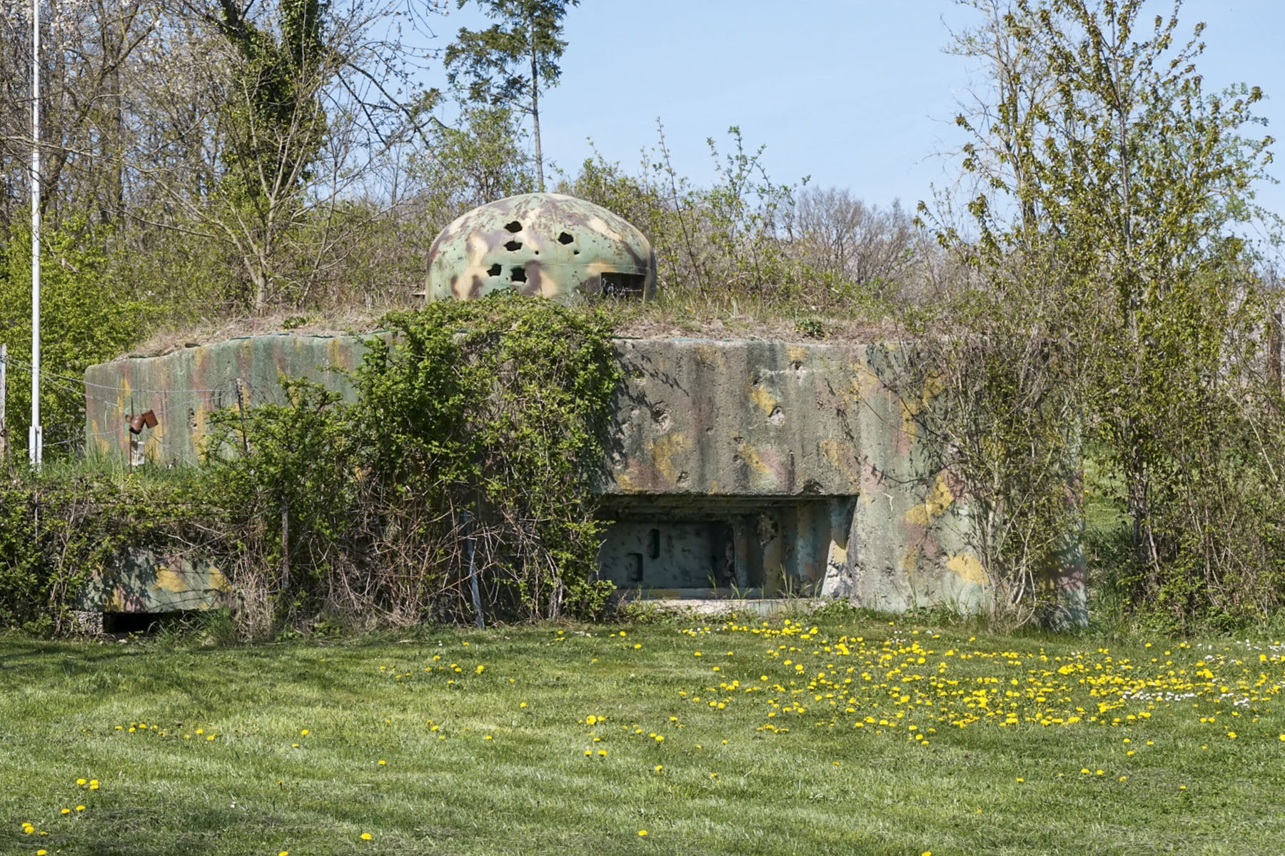 Ligne Maginot - BB46 - STRACHEN - (Blockhaus pour canon) - La fausse cloche sur le bloc n'était pas positionnée à cet endroit à l'origine.
Noter le créneau de l'observatoire à la gauche du bloc.