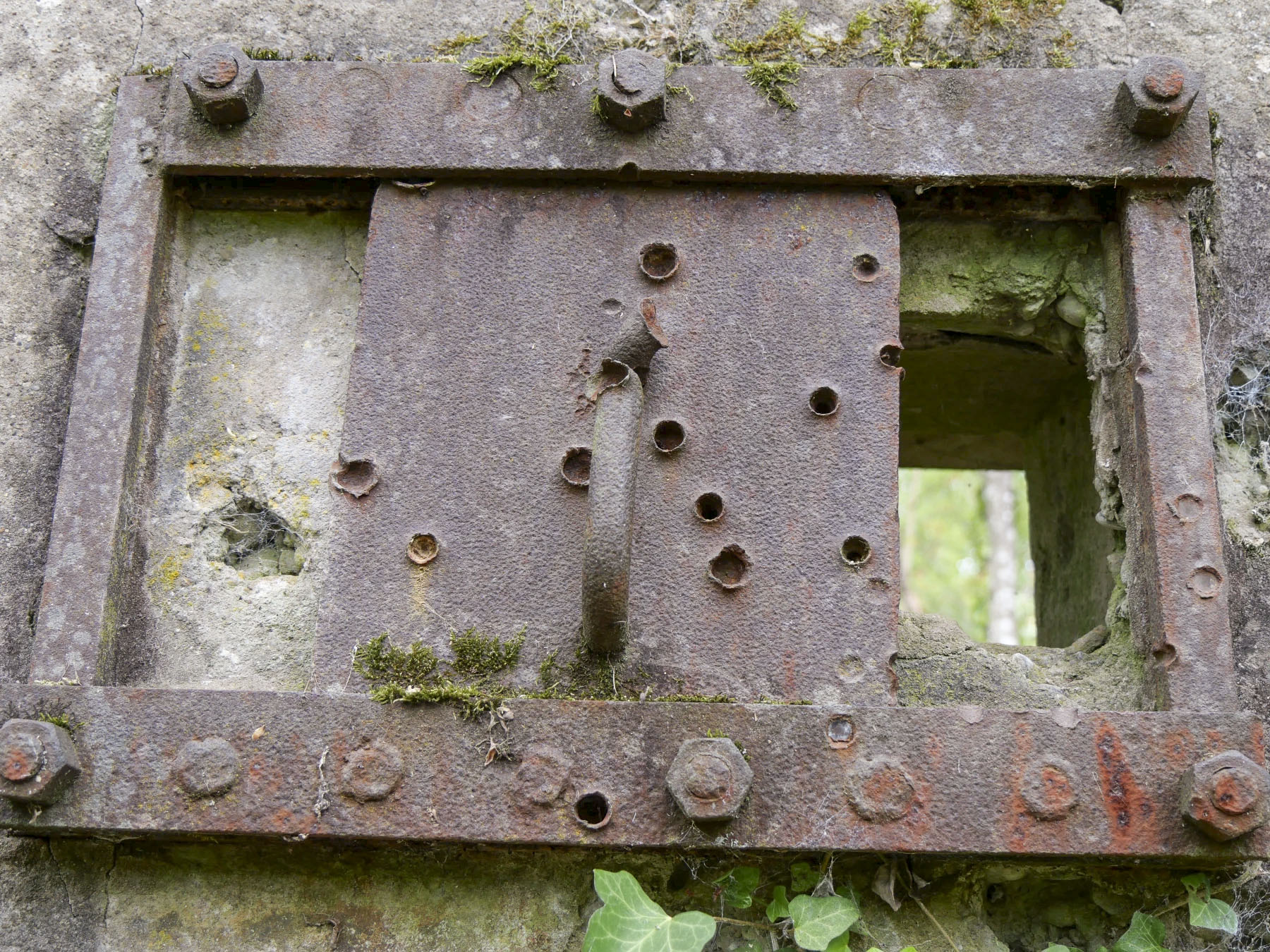 Ligne Maginot - LANGENSOULTZBACH - (Stand de tir) - Detail du volet blindé
