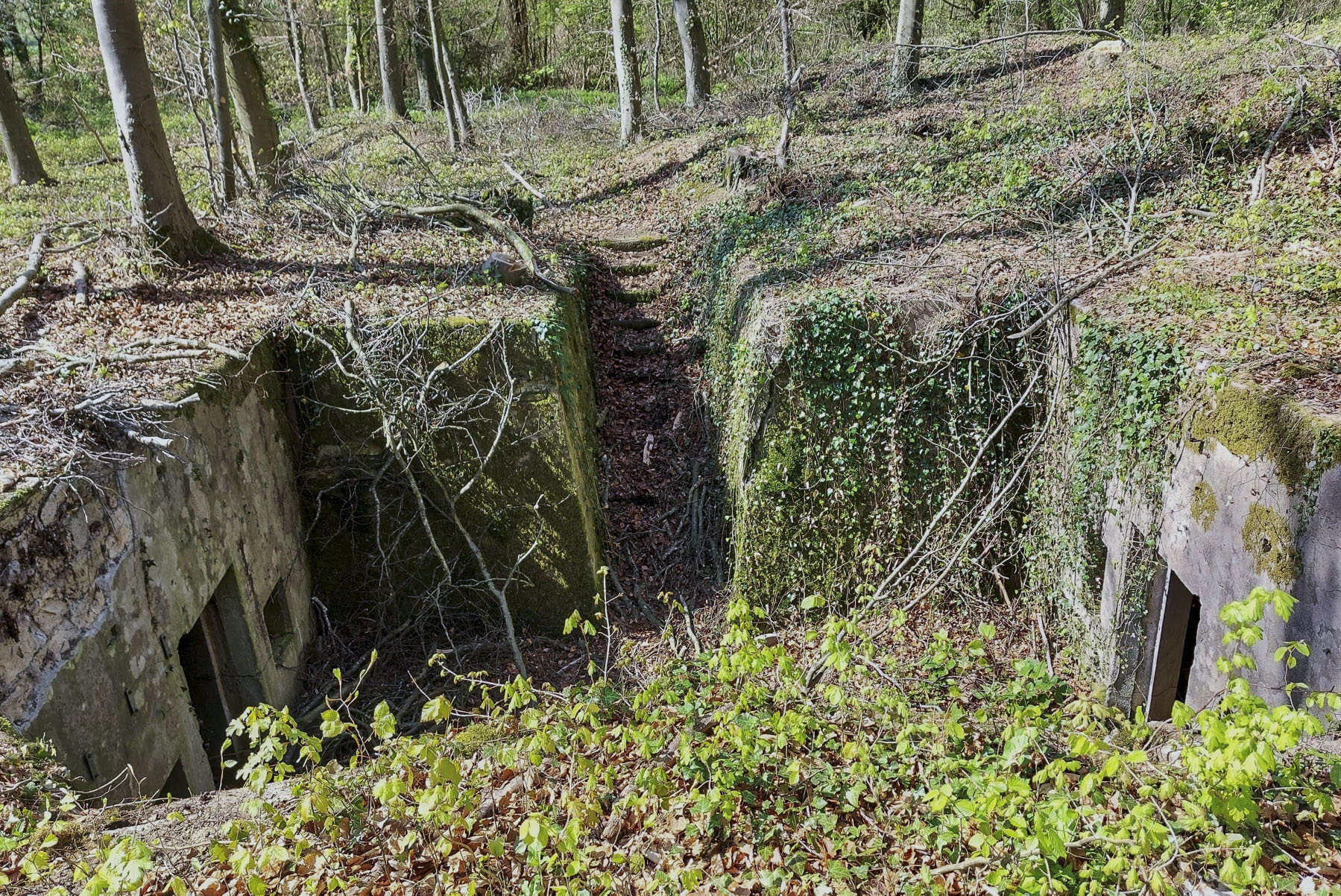 Ligne Maginot - SCHIDELBERG (QUARTIER TéTERCHEN - II/161° RIF) - (PC de Quartier) - La courette et les deux abris tôle métro