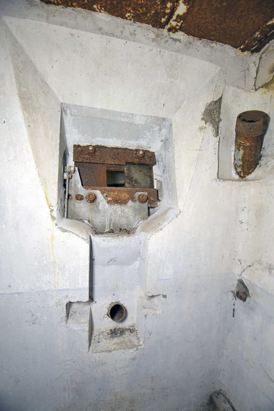 Ligne Maginot - NONNENHARDT N°5 - (Blockhaus pour arme infanterie) - Noter l'inclinaison vers le bas du créneau FM principal